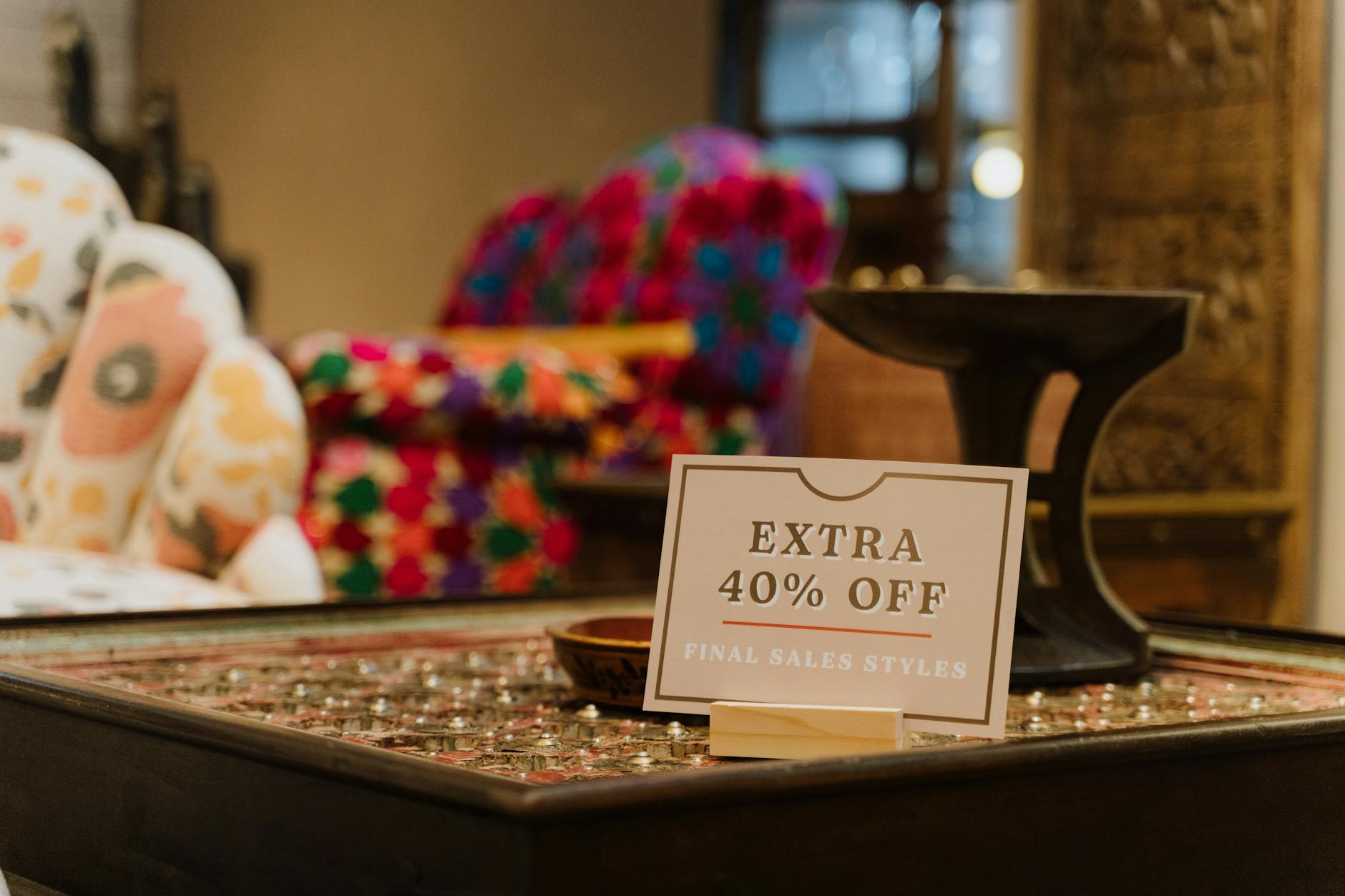 Kiedy najlepiej kupować sprzęt AGD i RTV w promocji? Wnętrze sklepu z dużym szyldem promocji ekstra 40% taniej