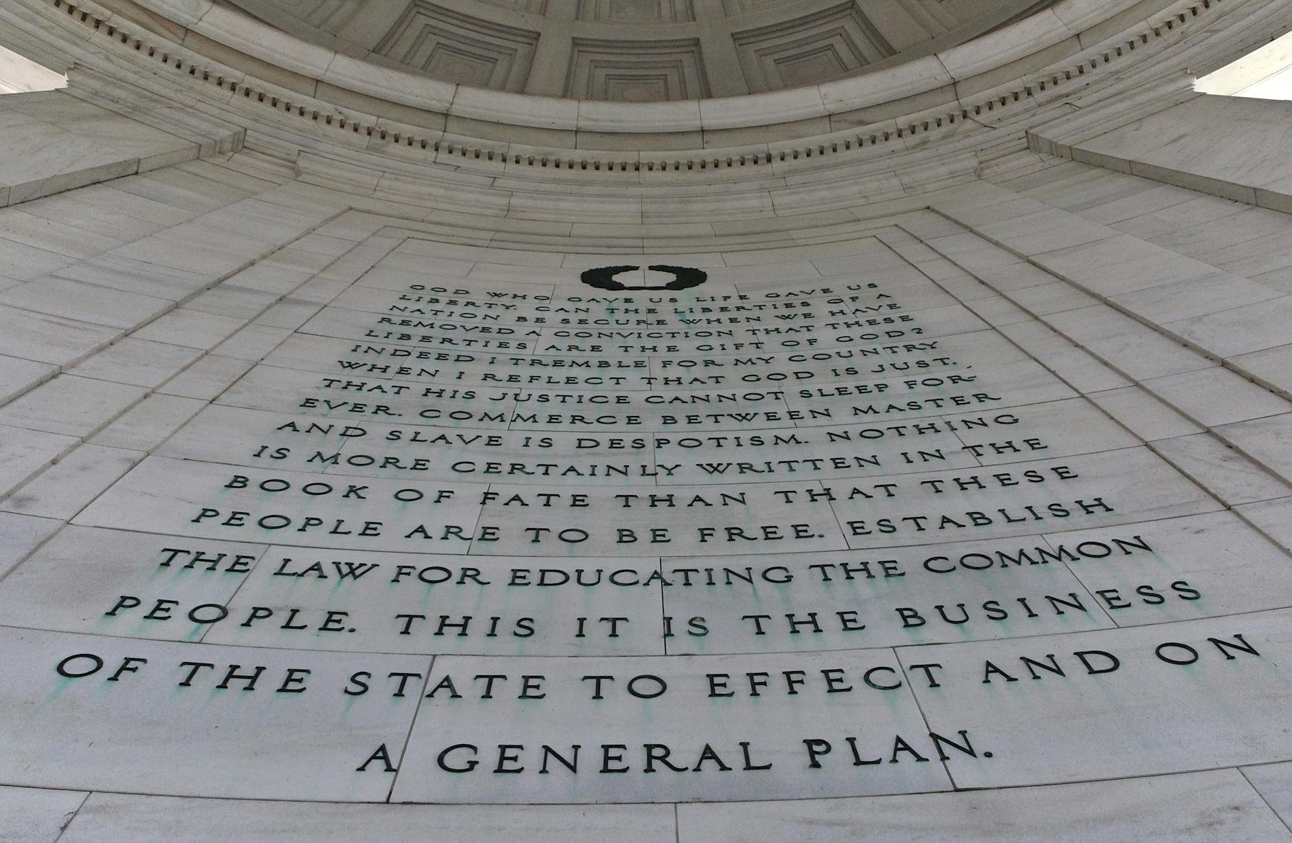 Fragment inskrypcji w Memoriale Jeffersona w Waszyngtonie