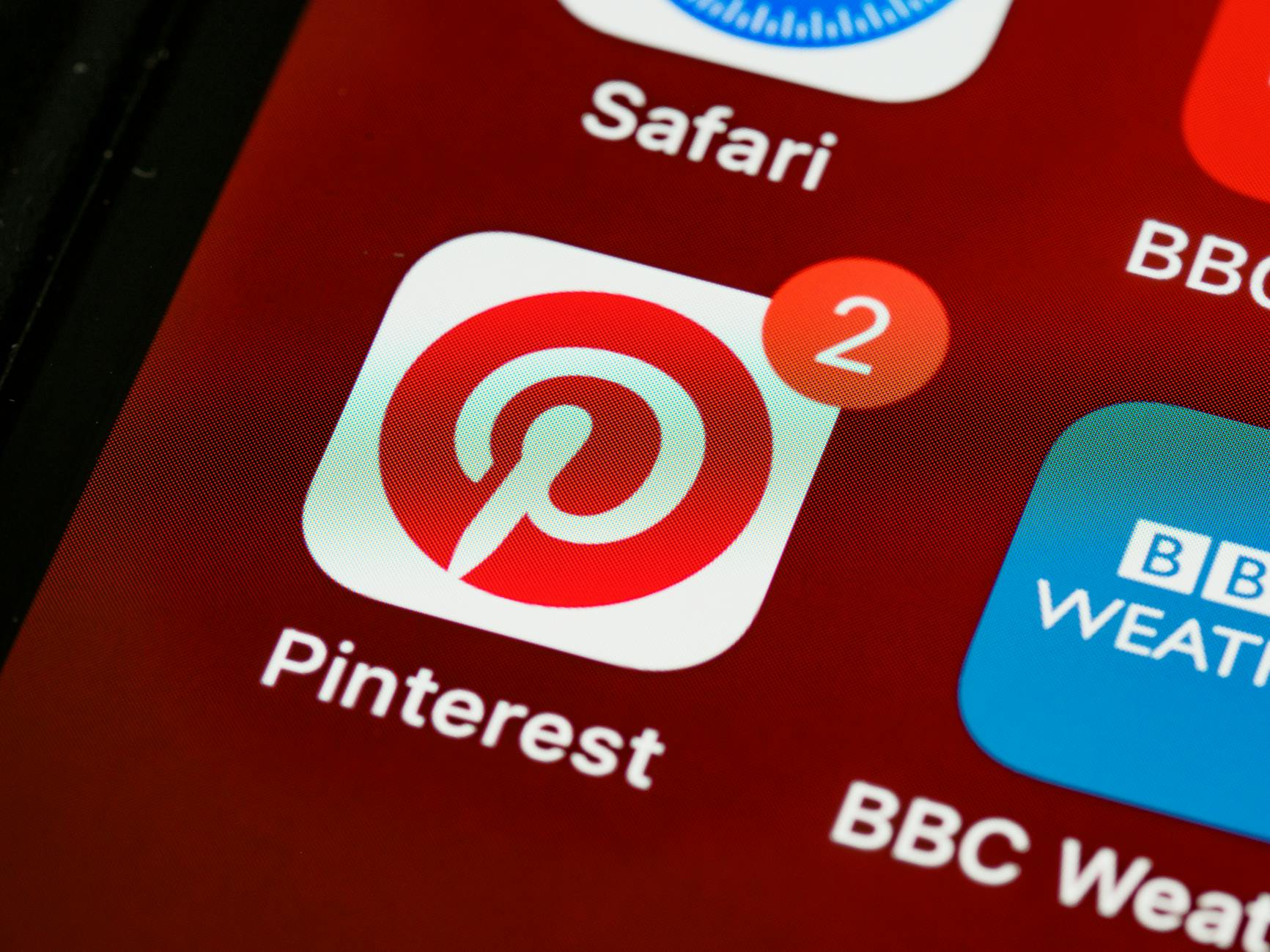 Ikona aplikacji Pinterest z liczbą powiadomień na ekranie smartfona