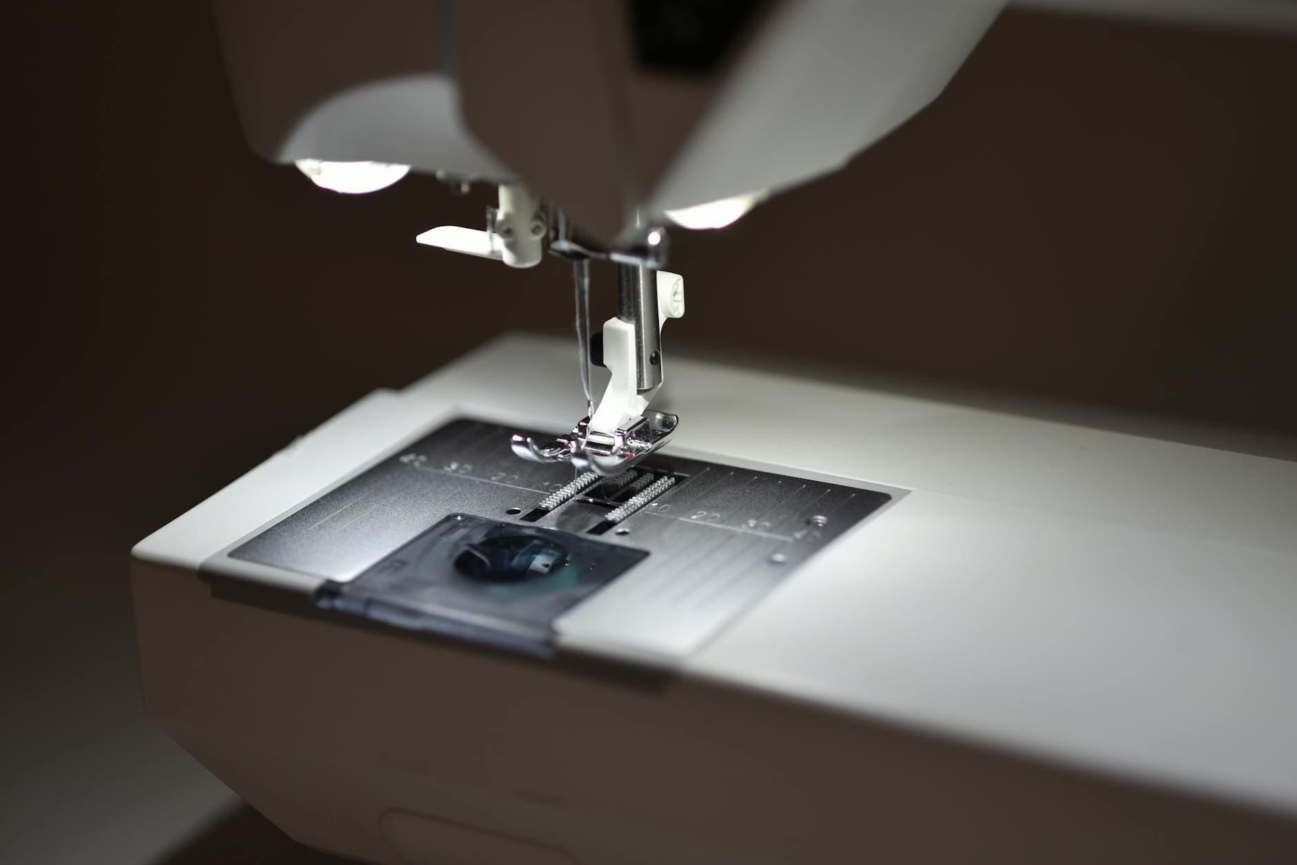 Stopka dociskowa maszyny do szycia w miękkim oświetleniu