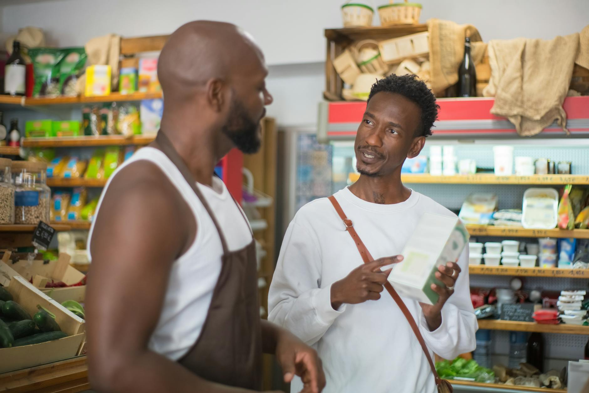 Klient dyskutuje ze sprzedawcą o jakości produktów w sklepie spożywczym