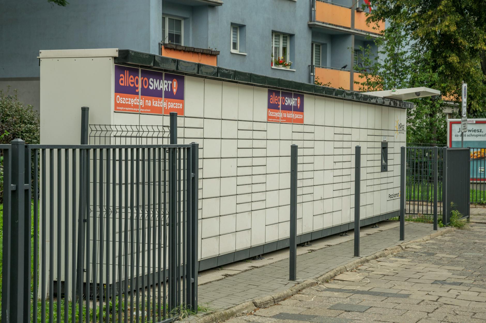 Paczkomat InPost z reklamą Allegro Smart przy blokach we Wrocławiu