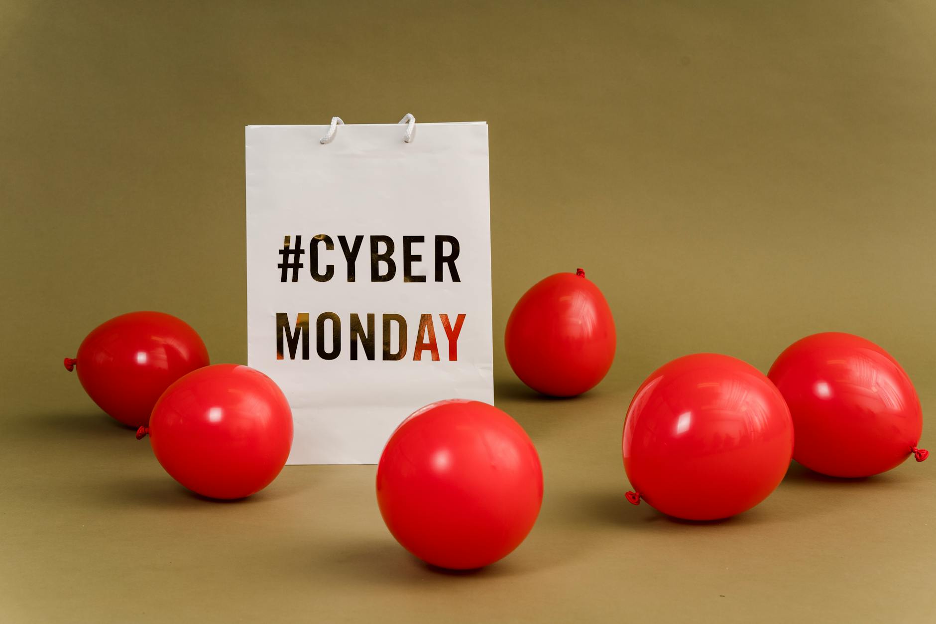 Torba zakupowa z napisem Cyber Monday wśród czerwonych balonów Torba zakupowa z napisem Cyber Monday wśród czerwonych balonów