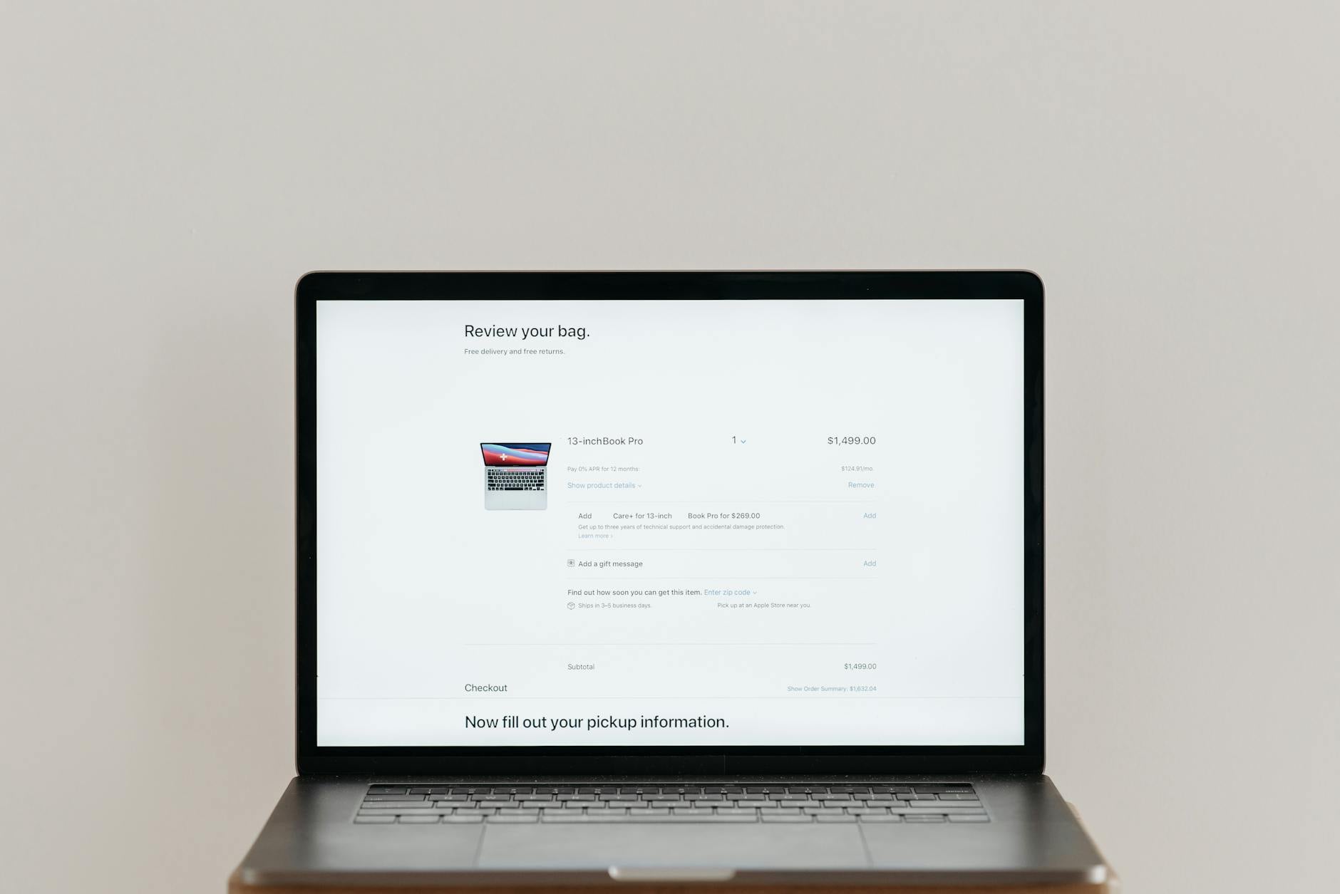 Laptop z widokiem koszyka i podsumowaniem kosztów dostawy