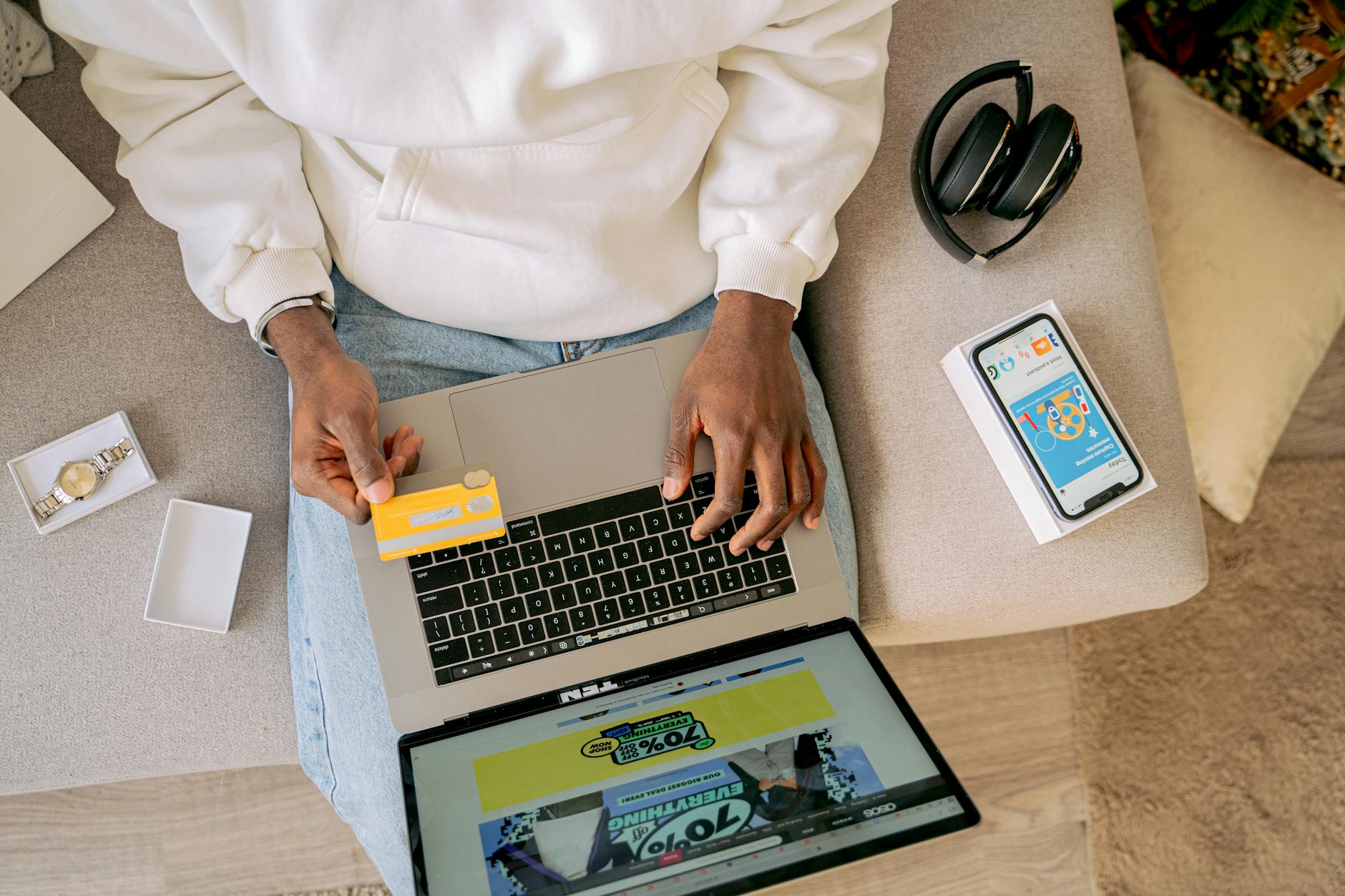 Osoba płaci kartą przy zakupach online na laptopie