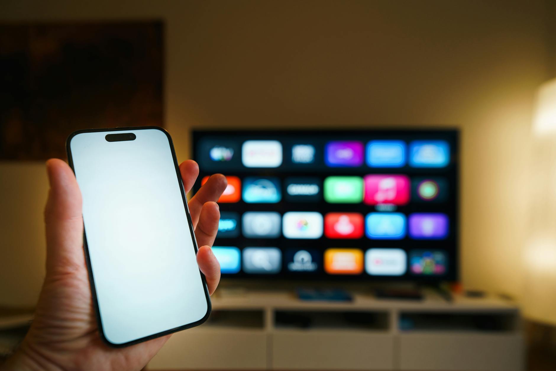 Smartfon i telewizor z aplikacjami VOD w przytulnym salonie
