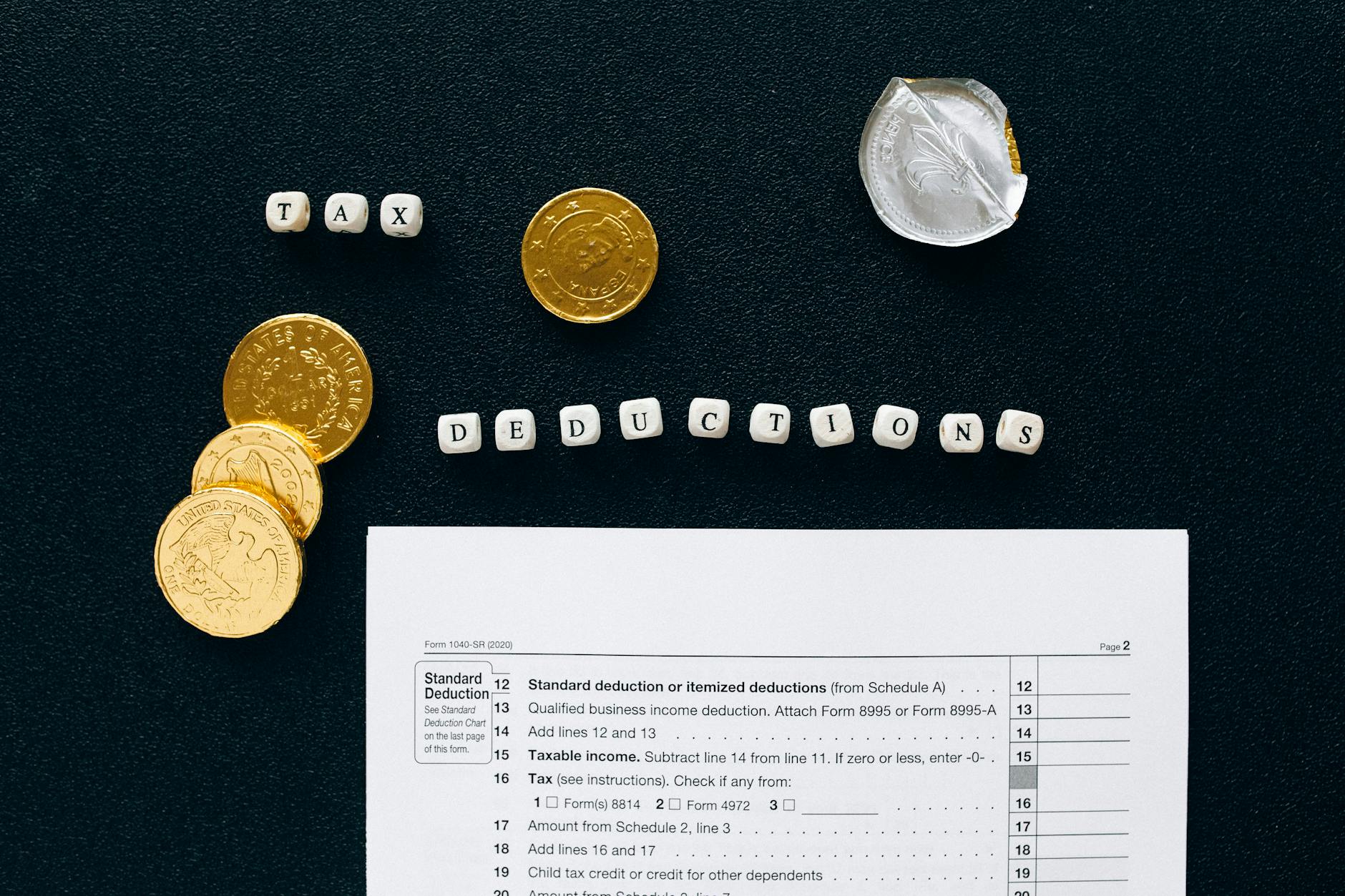 Monety i formularz podatkowy na czarnym tle, symbol kosztów zwrotu