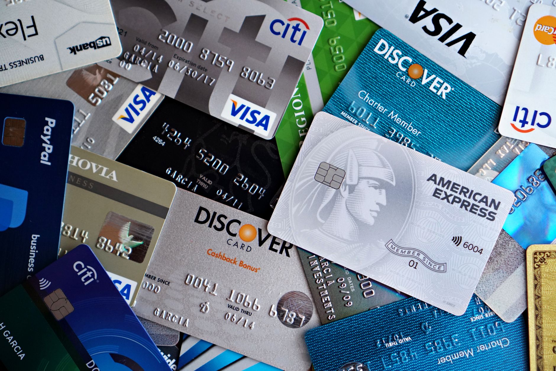 Rozrzucone na stole karty kredytowe i debetowe różnych banków