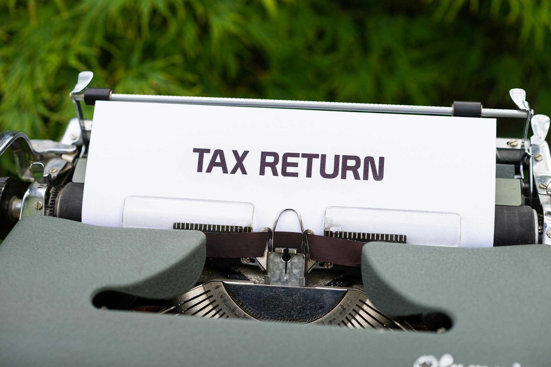 Zbliżenie na starą maszynę do pisania z napisem Tax Return